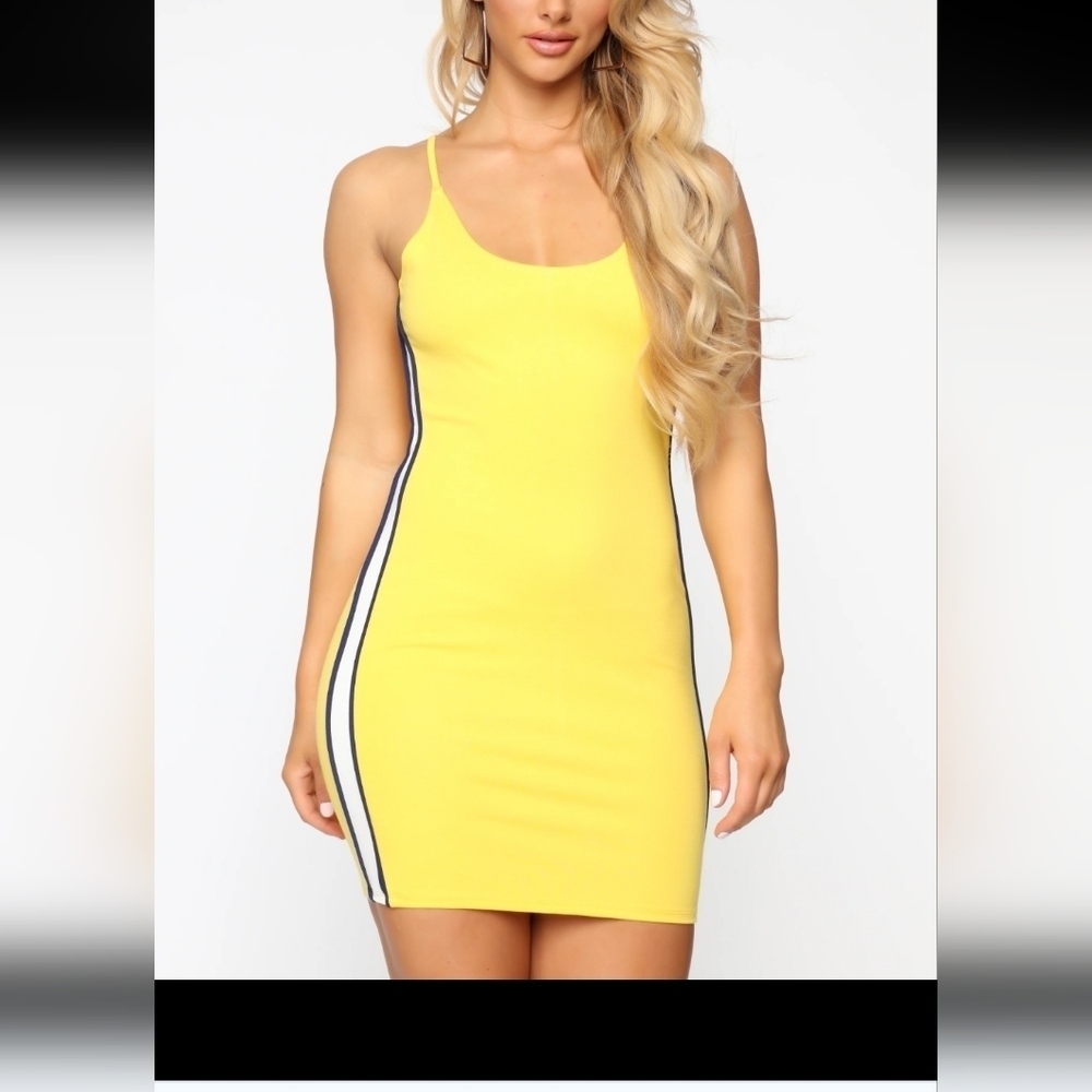 Iris stretchy  yellow dress M NWOT 💛